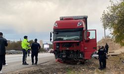 Kavşağa aşırı hızla giren tır otomobile çarptı: 1 ölü