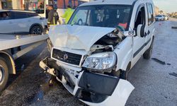 Antalya'da kavşakta iki araç çarpıştı: 4 yaralı