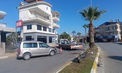 Antalya'da palmiye ağacına çarpan aracın sürücüsü yaralandı