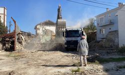 Kiracının itirazları yüzünden yıkımı yarım kalan metruk bina tamamen yıkıldı