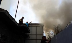 Evde çıkan yangında yaşlı çiftin yardımına komşuları koştu