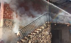 Burdur'da 2 katlı evde yangın paniği