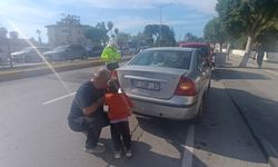 Babasının kazada hasar alan arabasını gören küçük çocuk gözyaşlarına boğuldu