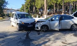 Manavgat'ta otomobiller kafa kafaya çarpıştı: 1 yaralı