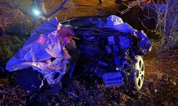 Burdur'da kamyonet ile çarpışan otomobil hurdaya döndü: 1 ölü, 1 yaralı