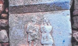 Köydeki bir evin temelindeki tarihi taşı yerinden söken muhtar tutuklandı