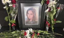 Kazada hayatını kaybeden Şükran'ın sınıfındaki sırasına arkadaşları çiçekler bıraktı