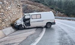 Antalya'da istinat duvarına çarpan aracın sürücüsü yaralandı