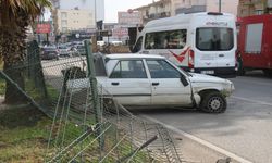 Serik’te yoldan çıkan otomobil bariyerlere çarparak durabildi
