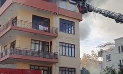 Alevler içindeki dairede mahsur kalan 3 küçük çocuğu inşaat işçileri ve mahalle sakinleri kurtardı