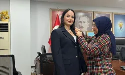 AK Parti Isparta Kadın Kolları’na Rus Asıllı Yeni Üye: Anna Bıçak’a Rozet Töreni