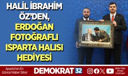 HALİL İBRAHİM ÖZ’DEN, ERDOĞAN FOTOĞRAFLI ISPARTA HALISI HEDİYESİ