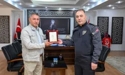 Isparta Emniyeti, Emekli Polise Hizmet Plaketi Verdi