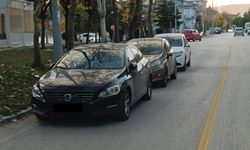 Isparta’da sağ şeride park edilmiş araçlar kazaya sebebiyet veriyor!