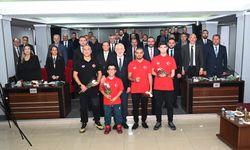 Başkan Başdeğirmen, engelli başarılı sporcuları altınla ödüllendirdi