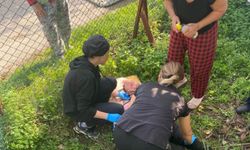 Çekiciye yüklenirken geri viteste unutulan araç rampadan uçtu: 2 yaralı