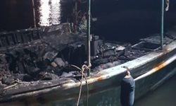 Antalya'da düşen yıldırım 3 tekneyi küle çevirdi