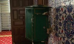 Camideki bağış kutusunu açamayan acemi hırsızlık şüphelileri kamerada