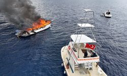 Kalkan açıklarında lüks teknenin alev alev yandığı anlar dronla görüntülendi