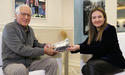 Yaşlı adamın otobüste unuttuğu içinde 4 bin euro olan çantanın başında adeta nöbet tuttu