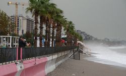 Antalya'da şiddetli yağış etkili oldu, şimşekler görsel şölen oluşturdu