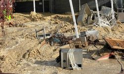 Alanya'da taşan dere 5 yıldızlı otelin sahildeki kafesini yıktı