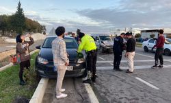 Arızalanan park halindeki otomobile hafif ticari araç çarptı: 2 yaralı