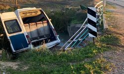 Antalya’da minibüs sulama kanalına uçtu