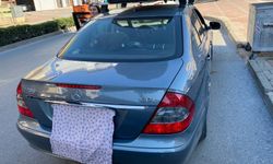 Plakası bezle kapatılan Mercedes plakasız çıktı