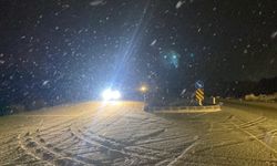 Burdur'da kar yağışı nedeniyle birçok araç yola kaldı