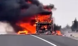 Seyir halindeki yolcu otobüsü alev alev yandı: 25 yolcu son anda kurtuldu