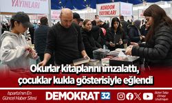 Okurlar kitaplarını imzalattı, çocuklar kukla gösterisiyle eğlendi