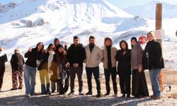 SDÜ’LÜ ÖĞRENCİLERDEN DAVRAZ’DA KÜLTÜR KÖPRÜSÜ: SNOWMEET