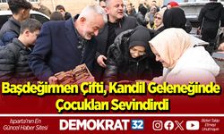 Başdeğirmen çifti, kandil geleneğinde çocukları sevindirdi