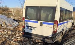 Kontrolden çıkan hafif ticari araç bahçe evinin kapısına çarparak durabildi: 1 yaralı