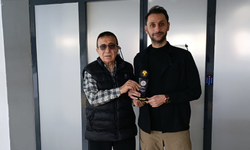 TİNGADER ÖDÜLLERİ GÖNÜLLER FETHETMEYE DEVAM EDİYOR TİNGADER’DEN BİR PLAKETTE OKAN ALTINSOY’A