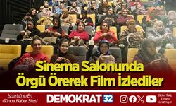 Sinema Salonunda Örgü Örerek Film İzlediler