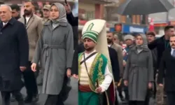 Kaymakam, şemsiyeyi koruma polisine taşıttı