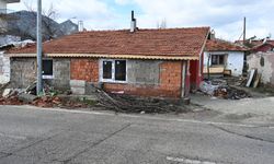 Isparta Belediyesi ihtiyaç sahibi ailenin evini tadilat ediyor