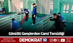 Gönüllü Gençlerden Cami Temizliği