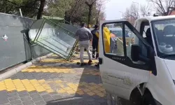 Isparta’da Şiddetli Fırtına Otobüs Durağını Devirdi