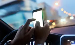 Trafikte artık 2 kez cep telefonuna bakanın ehliyetine el konulacak