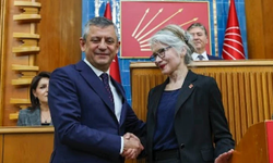 Yıllar sonra yeniden CHP'ye katıldı, rozetini Özgür Özel taktı