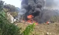 125 Kişiyi Taşıyordu... Kolombiya'da Askeri Uçak Düştü