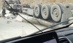 Dereboğazı'nda Korkutan Kaza: Çimento Yüklü Tır Devrildi!
