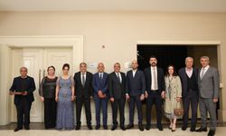 BAYER AİLESİNİN MUTLU GÜNÜ DOÇ. DR. ERTUĞRUL BAYER KIZINI EVLENDİRDİ