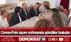 Cemevi’nin aşure sofrasında gönüller buluştu