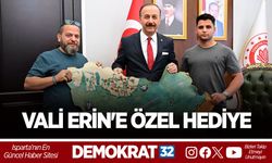 DERİ USTASINDAN VALİ ERİN'E ÖZEL HEDİYE