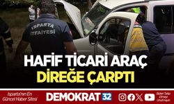 HAFİF TİCARİ ARAÇ DİREĞE ÇARPTI