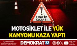 MOTOSİKLET İLE YÜK KAMYONU KAZA YAPTI